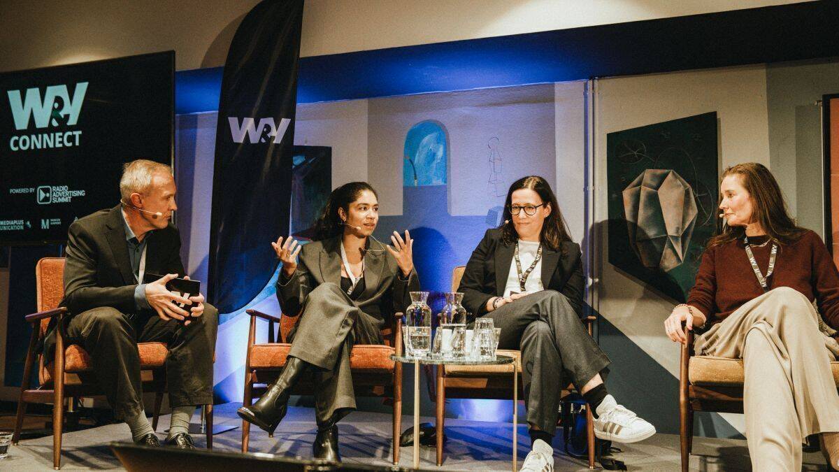Rolf Schröter mit Aissu Diallo, Maike Abel und Kristina Bulle.
