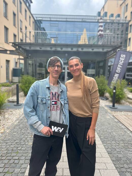 Kathrin Jesse und Conrad Breyer vor dem W&V-"Headquarter"