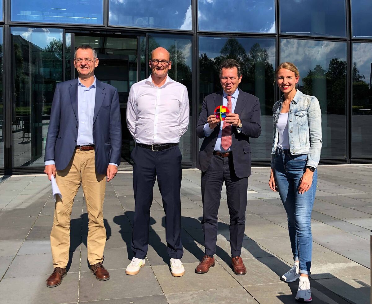 Oliver Hey und Andrea Malgara nehmen den Deutschen Mediapreis entgegen