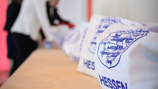 Der Schriftzug „Hessen“ erscheint künftig in einer kraftvollen, ruhigen und gut lesbaren Typografie.