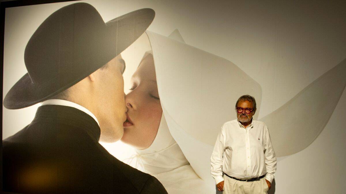 Toscani vor einem seiner bekanntesten Motive während einer Ausstellung in Mailand 2022.
