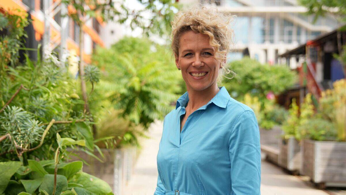 Daniela Rittmeier leitet das „Data & AI Center of Excellence“ bei Capgemini. In dieser Funktion – und nebenbei freiberuflich – befähigt sie Unternehmen, KI gewinnbringend einzusetzen. Ihre Leidenschaft für die Technologie entdeckte sie bei BMW, wo sie für viele Jahre die KI-Strategie verantwortet hat.