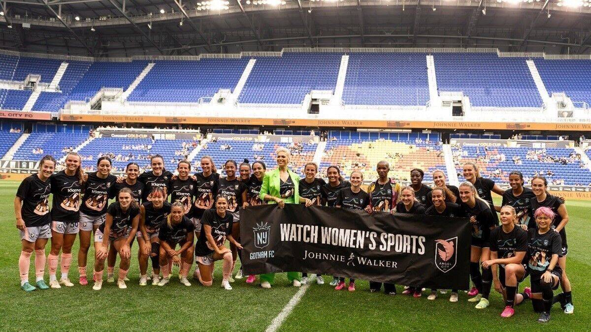 Hannah Waddingham und Monica Ahanonu mit den Spielerinnen von "Gotham FC" und "Angel City FC"