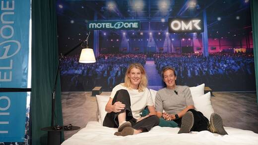 Susan Schramm (li.), CMO von Motel One, und Sabine Eckhardt, Aufsichtsträtin unter anderem von TÜV Süd, im Bett des kleinsten Motel Ones der Welt.