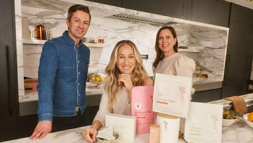Sarah Jessica Parker mit Glow25-CEO Steven Mattwig und Head of Brand  Denise Kurz 