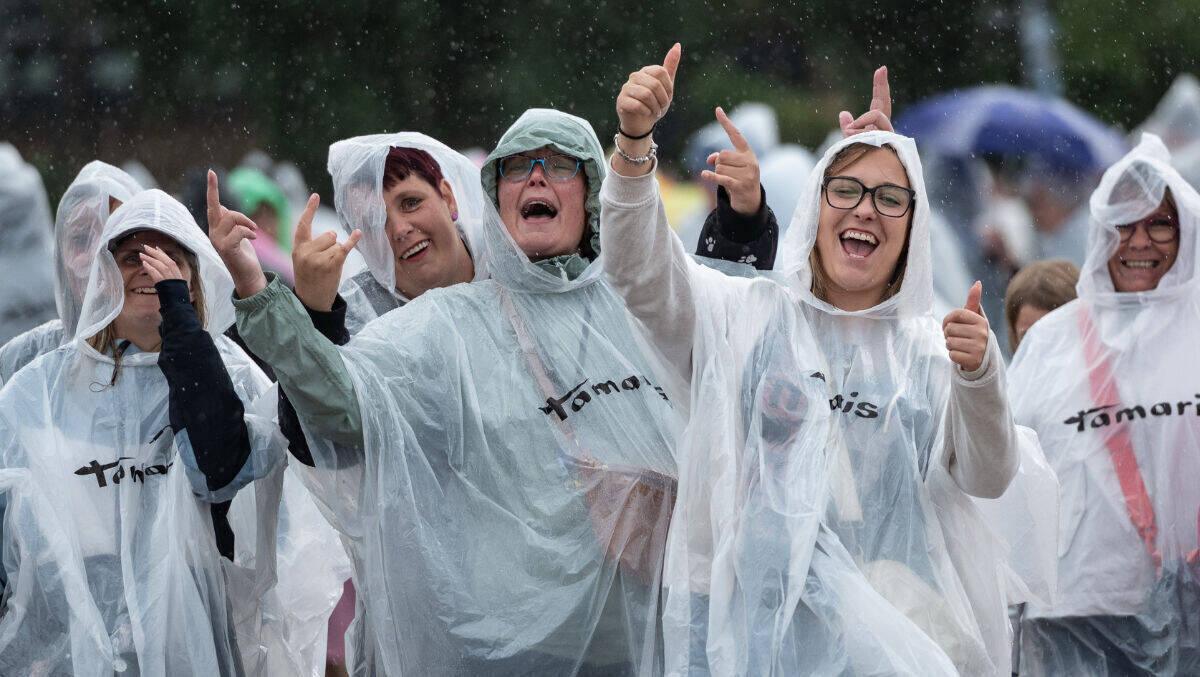 Dank Tamaris bleiben die Helene Fischer-Fans auch bei schlechtem Wetter trocken.