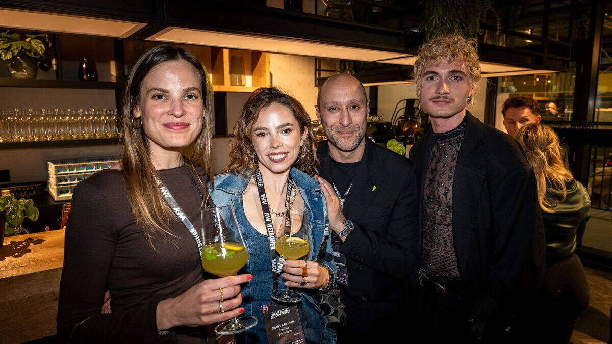 Top 100 meets Top U33: Zwangloses Get-together vor dem Deutschen Mediapreis und dem W&V Summit 2026 mit Carola Emmert, Paulina Schumann, Giuseppe Fiordispina. Maurice Moe Endres (von links)