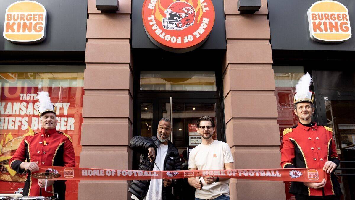 Klaus Schmäing und Patrick Esume eröffnen das "House of Football"
