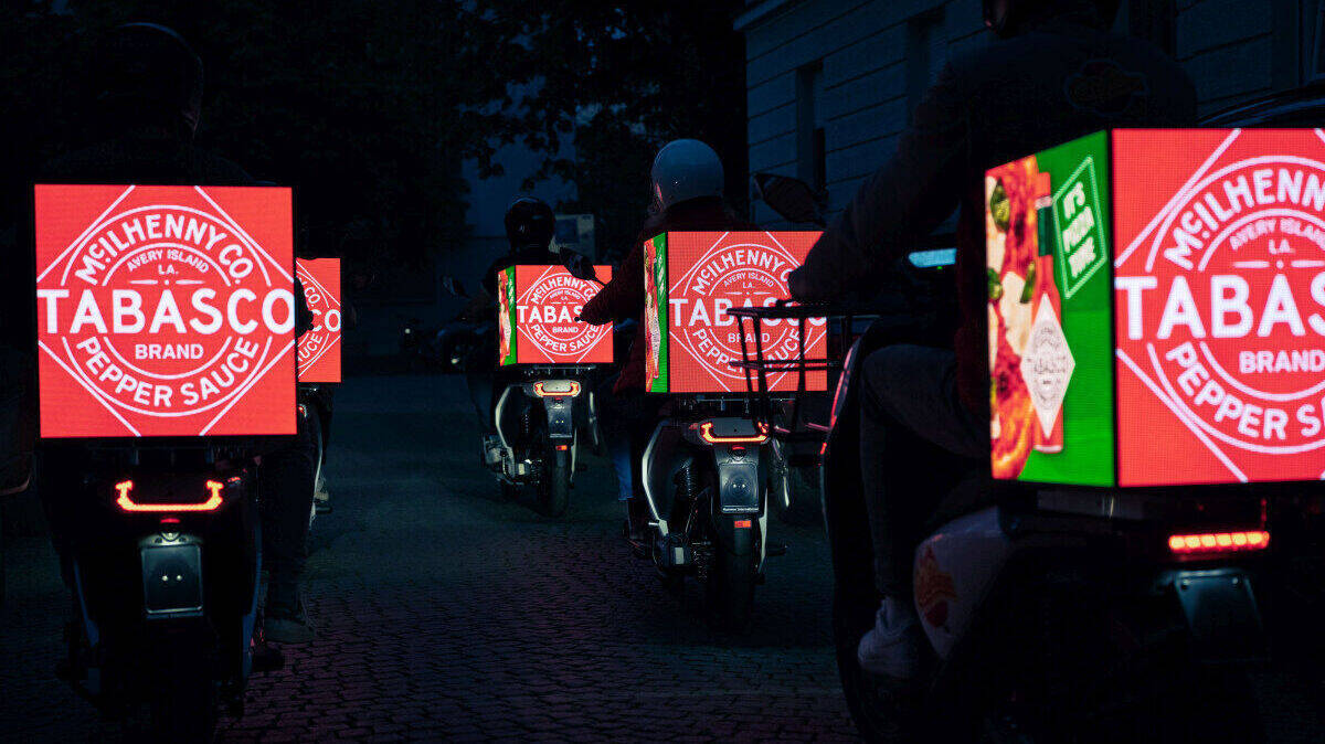 Heißer Reifen: Für Tabasco fuhren die FlyBy-Roller durch München.