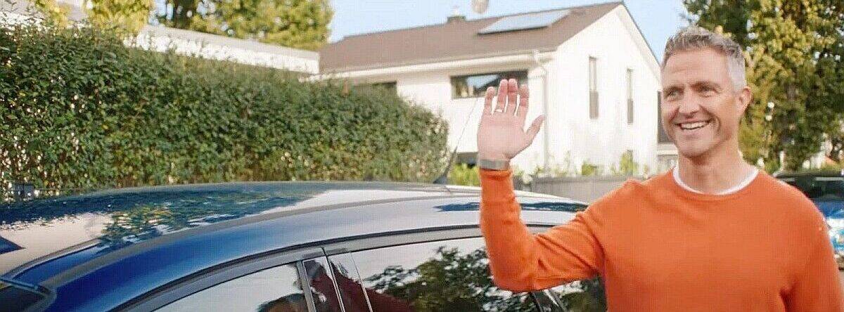 Ralf Schumachers orangefarbener Pullover wurde zum visuellen Anker der Kampagne.