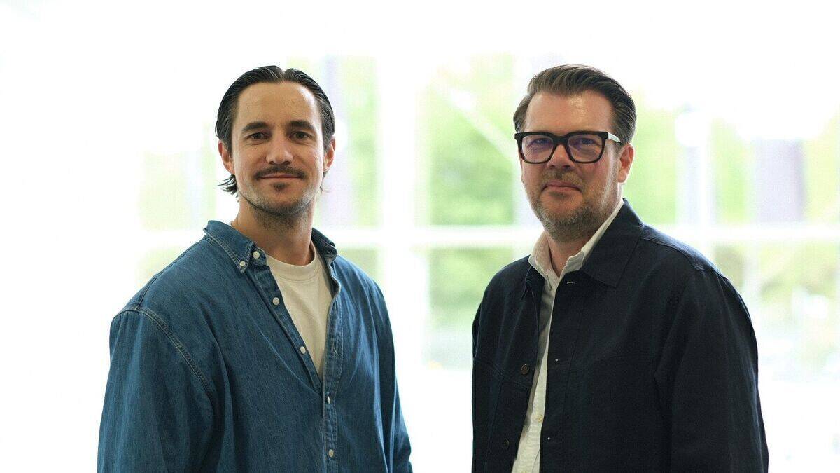 Reddit ist für Marken kein weiterer Sendekanal, sondern ein Stresstest für Relevanz. Wer dort bestehen will, muss Kontrolle gegen Glaubwürdigkeit tauschen, sagen Kevin Klieber (l.) und Oliver Wendt (r.) von Reddit.