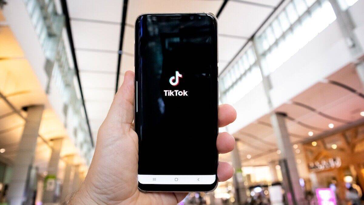 Ein Handydisplay, auf dem das Tiktok-Logo zu sehen ist.