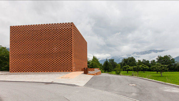 Das Puni-Gebäude ist in Südtirol zur Sehenswürdigkeit geworden.