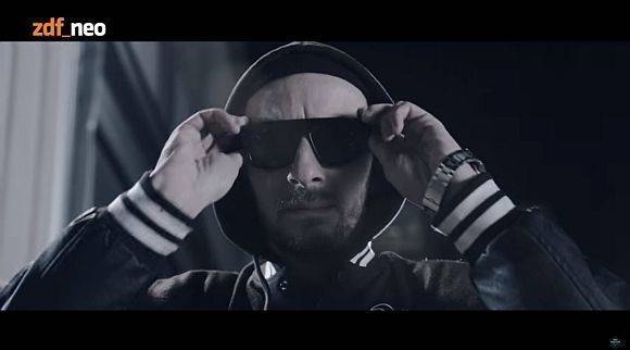 Szene aus "Ich hab Polizei" von Jan Böhmermann.