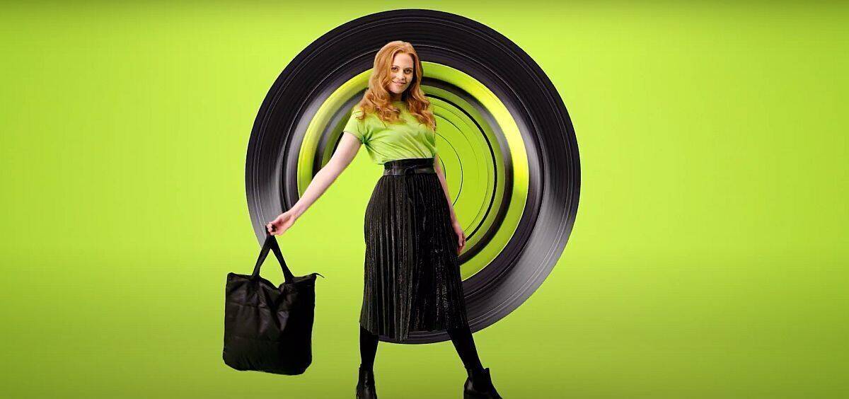 Szene aus der aktuellen TV-Kampagne für Momox Fashion.