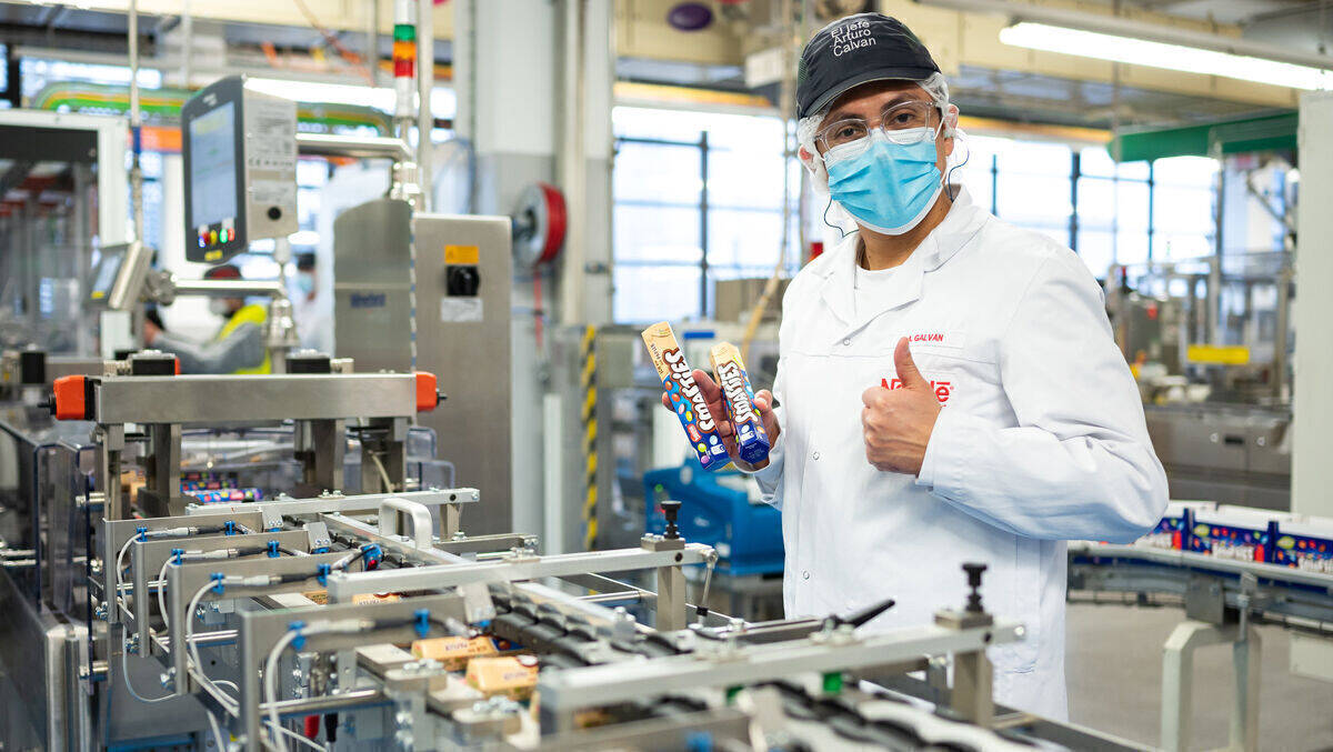 Werksleiter Arturo Galvan im Smarties-Werk in Hamburg