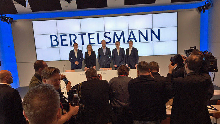 Das Management (v.l.n.r.): Markus Dohle (Vorstandsmitglied, CEO Penguim Random House), Karin Schlautmann (Ltg Unernehmenskommunikation), Thomas Rabe (CEO Bertelsmann), Bernd Hirsch (Finanzvorstand), Immanuel Hermreck (Personalvorstand)